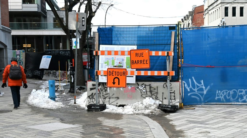 Road closed and detour signs at a Montréal construction site