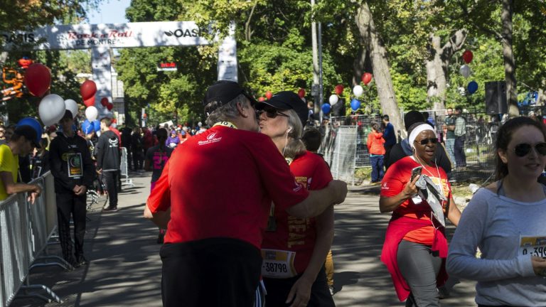 Runners and supporters at the 2016 Montréal Marathon, illustrating the 2026 marathon road-closure advisory