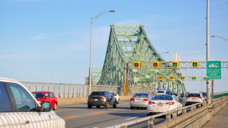 Cars travelling across a Montréal-area steel bridge, used as an illustrative image