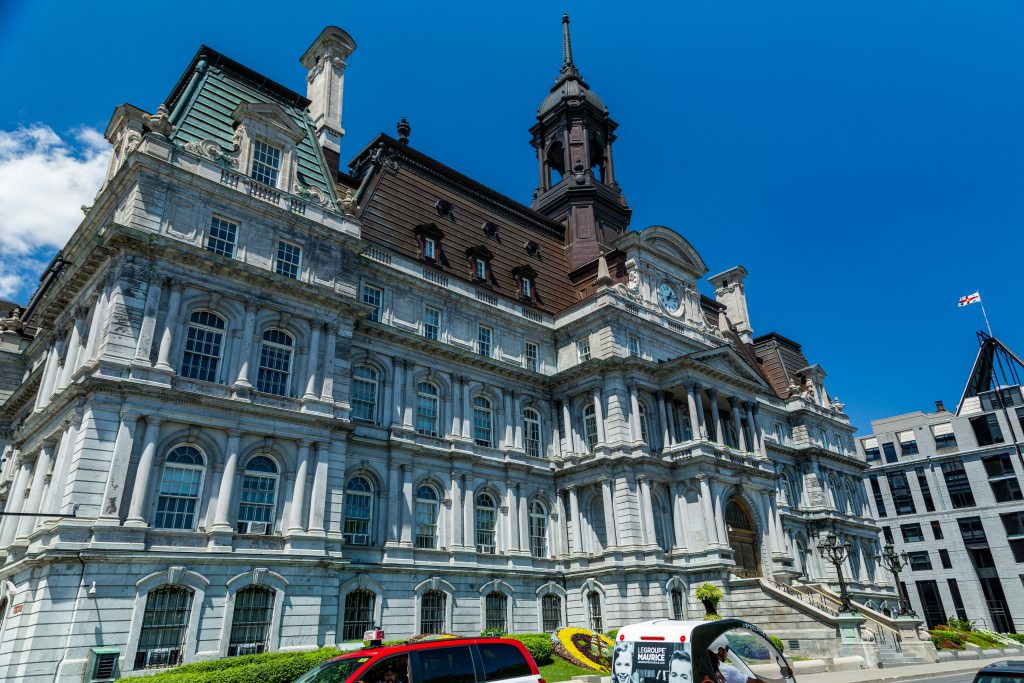 Montréal city hall under a clear blue sky, where a public meeting is scheduled